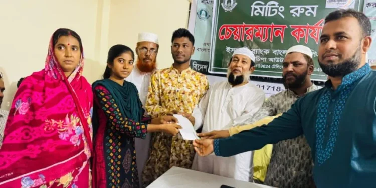 সনাতন ধর্মাবলম্বী শিক্ষার্থীর পাশে ইসলামী ছাত্রশিবির গলাচিপা শাখা