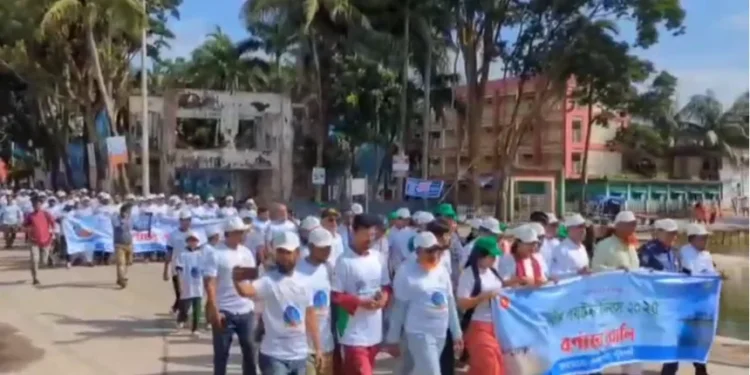 সবুজ ছাতিম রোপণের মধ্য দিয়ে পটুয়াখালীর নতুন ডিসির দায়িত্ব গ্রহণ