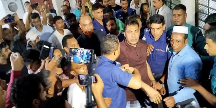 আদালত প্রাঙ্গণে সাংবাদিকের ওপর হামলার ঘটনায় আলফুর বিরুদ্ধে মামলা