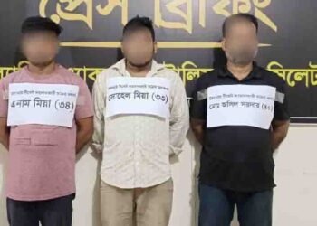 ট্রেনের ৭০০ টিকিটসহ ৩ কালোবাজারিকে আটক করা হয়েছে