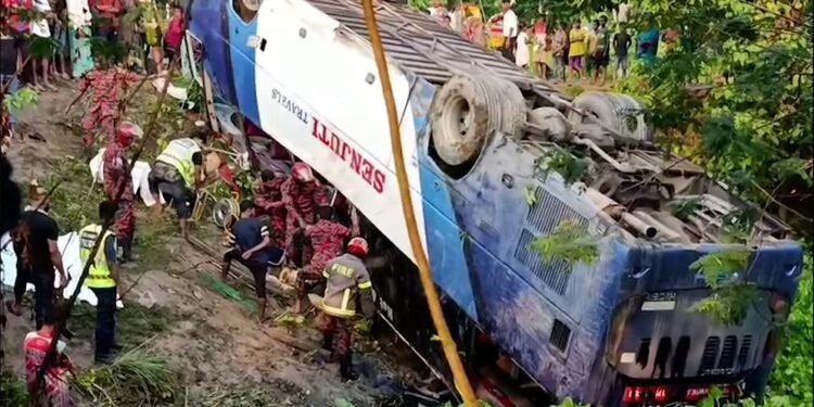 সুনামগঞ্জে পর্যটকবাহী বাস নিয়ন্ত্রণ হারিয়ে খাদে, একই পরিবারের দু’জন নিহত
