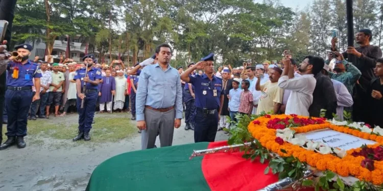 দশমিনা উপজেলার সাবেক চেয়ারম্যান বীর মুক্তিযোদ্ধা আবদুল আজিজের দাফন সম্পন্ন।