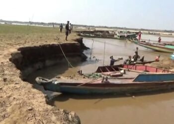 সিলেটে নদী থেকে বালু উত্তোলন : ৪ বারকি নৌকাসহ আ ট ক ১