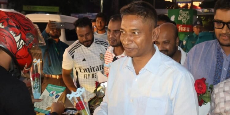 হেলমেট ব্যবহারকারী মোটরসাইকেল চালকদের ফুল দিয়ে শুভেচ্ছা জানান পুলিশ কমিশনার