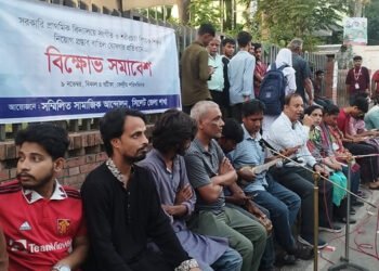 গান গেয়ে প্রাথমিক বিদ্যালয়ে গানের শিক্ষক নিয়োগের দাবি