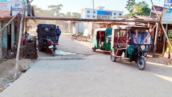 শাহ আরেফিন টিলার পাথর লুট ঠেকাতে সড়কে লোহার বেষ্টনী