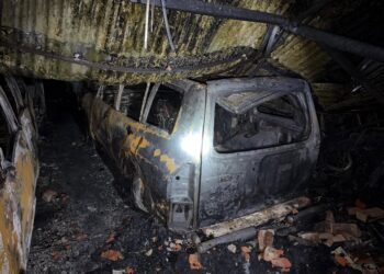 সিলেটের পাঠানটুলায় মধ্যরাতে গাড়ির গ্যারেজে ভয়াবহ আগুন