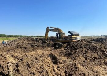 আদালতের নিষেধাজ্ঞা অমান্য করে বেড়িবাঁধ নির্মাণের অভিযোগ