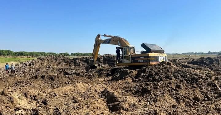 আদালতের নিষেধাজ্ঞা অমান্য করে বেড়িবাঁধ নির্মাণের অভিযোগ