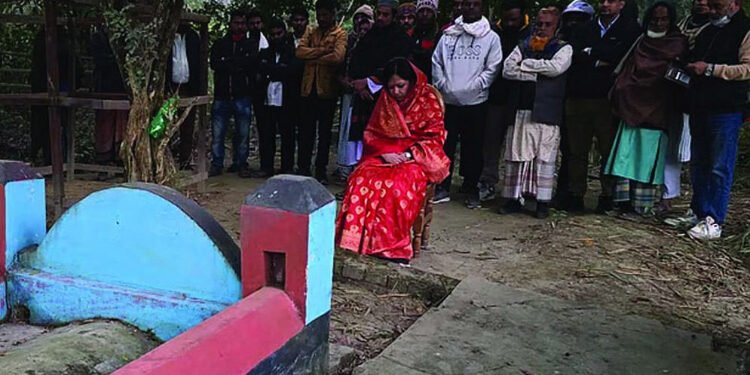 দাদা-দাদির কবর জিয়ারতের মাধ্যমে নির্বাচনী কার্যক্রম শুরু রুমিন ফারহানার