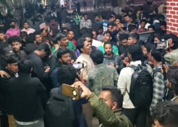 মধ্যেরাতেও অবরুদ্ধ শাবি ভিসি  বাহিরে শিক্ষার্থীদের বিক্ষোভ