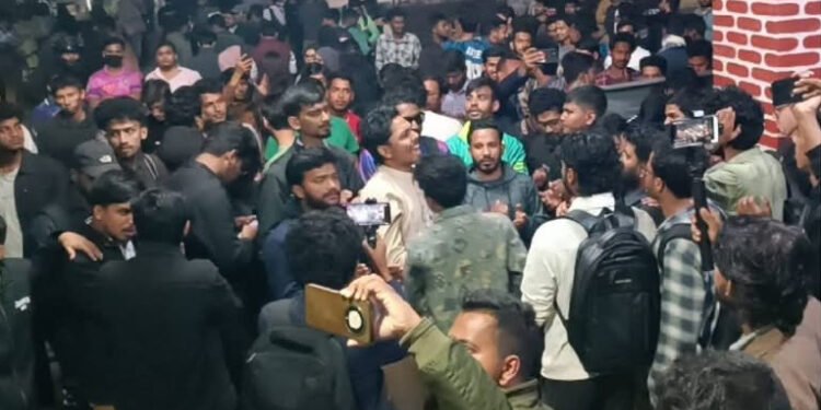 মধ্যেরাতেও অবরুদ্ধ শাবি ভিসি  বাহিরে শিক্ষার্থীদের বিক্ষোভ