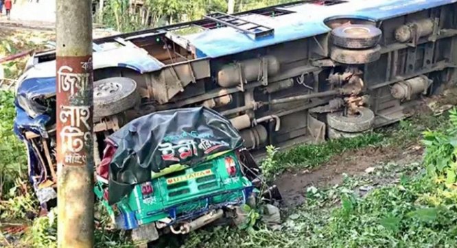 সুনামগঞ্জে বাসচাপায় অটোরিকশা চালকসহ নিহত ৫