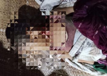 বাবা নামাজ থেকে ফিরে দেখেন ঘরে মেয়ের গলাকাটা লাশ, মা আটক